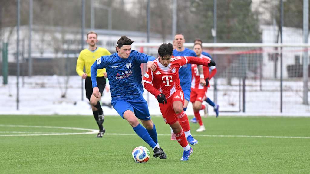 Maycon Douglas Cardozo im Zweikampf mit seinem Gegenspieler um den Ball.