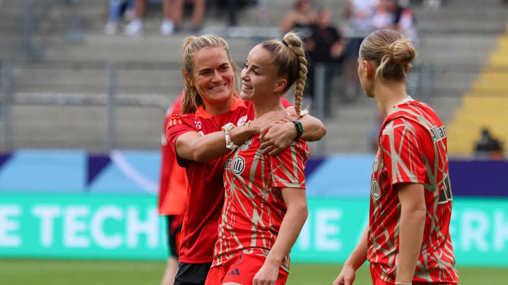 Clara Schöne umarmt Giulia Gwinn.