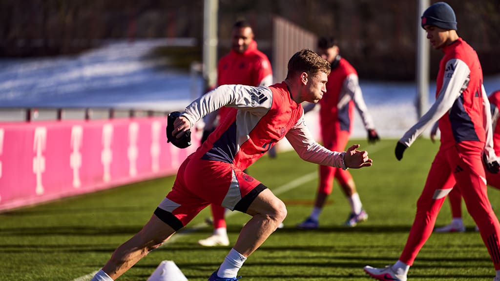 Joshua Kimmich setzt den Sprint an im Abschlusstraining des FC Bayern vor dem Spiel beim Hamburger SV