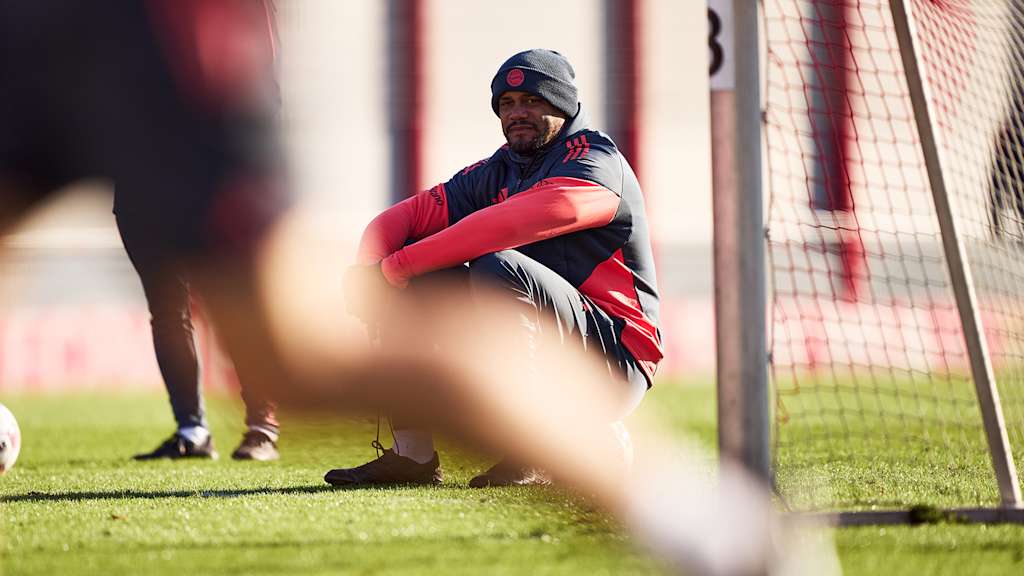 Coach Vincent Kompany sitzt auf einem Ball im Training des FC Bayern