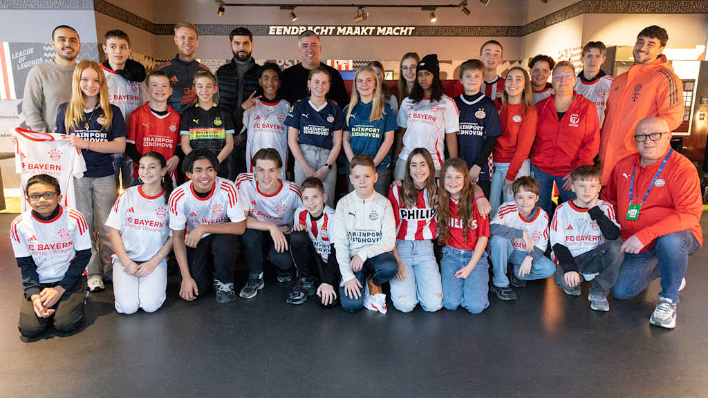 Schüler und Schülerinnen beim Campus Training des FC Bayern an einer Münchner Schule