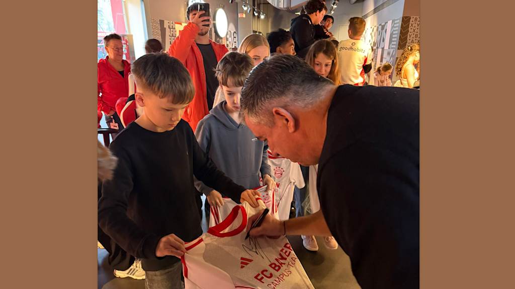 La leyenda del FC Bayern Roy Makaay firma autógrafos en una escuela de Eindhoven.