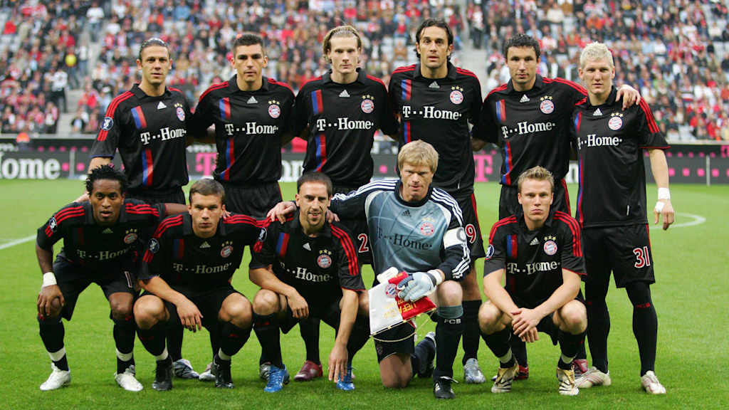 Mannschaftsfoto des FC Bayern in Schwarz.