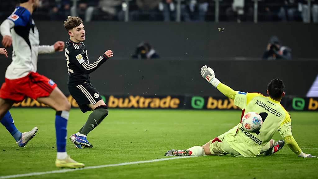 Lennart Karl beim Torschuss während des Gastspiels des FC Bayern in der Bundesliga beim Hamburger SV