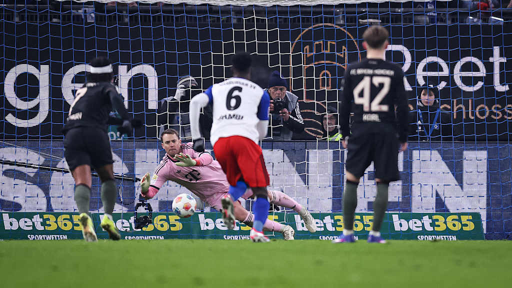 Manuel Neuer pariert während des Gastspiels des FC Bayern in der Bundesliga beim Hamburger SV