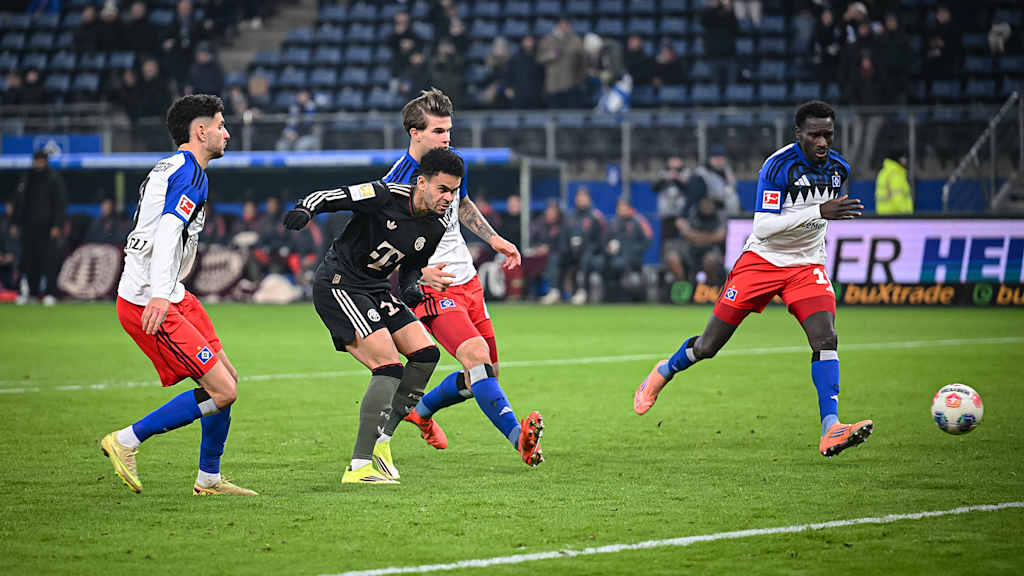 Luis Díaz trifft zur 2:1-Führung während des Gastspiels des FC Bayern in der Bundesliga beim Hamburger SV