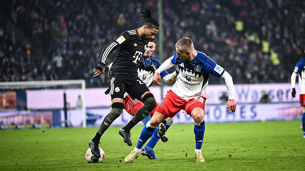 Michael Olise im Zweikampf während des Gastspiels des FC Bayern in der Bundesliga beim Hamburger SV