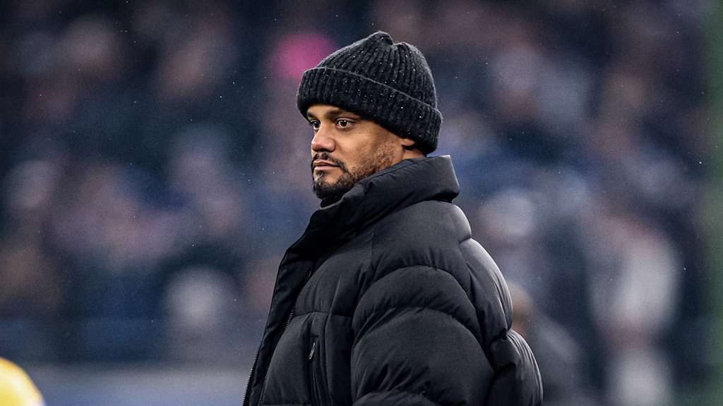 Vincent Kompany an der Seitenlinie während des Gastspiels des FC Bayern in der Bundesliga beim Hamburger SV