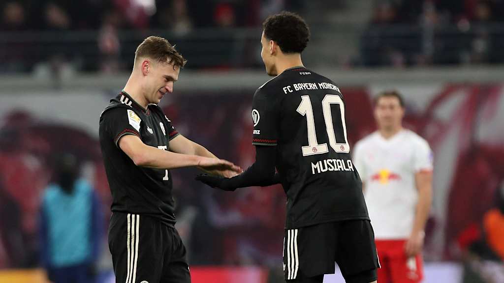 Jamal Musiala und Joshua Kimmich klatschen ab während des Spiels des FC Bayern bei RB Leipzig.
