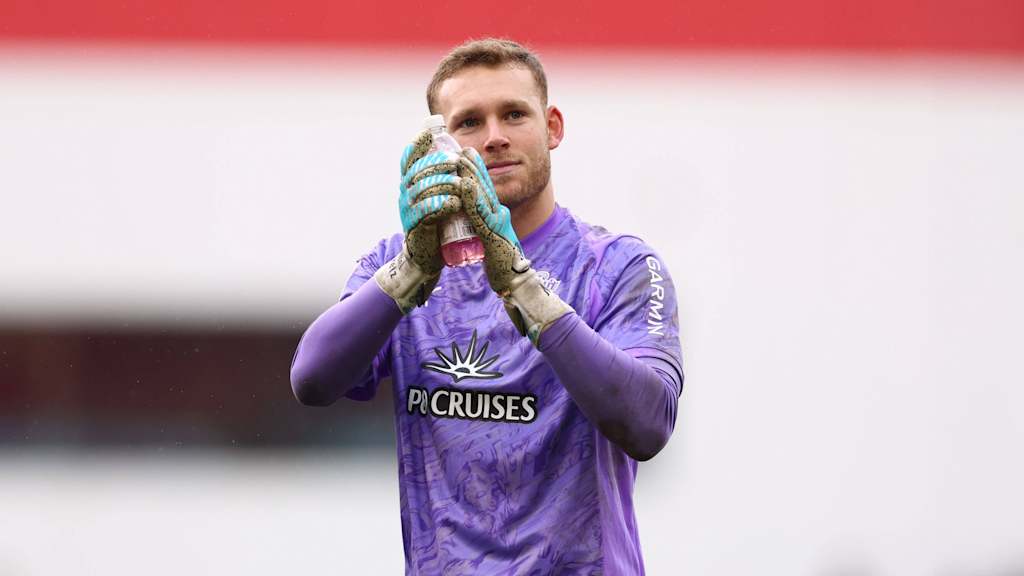 Daniel Peretz klatscht während nach einem Spiel von Southampton zu den Fans.