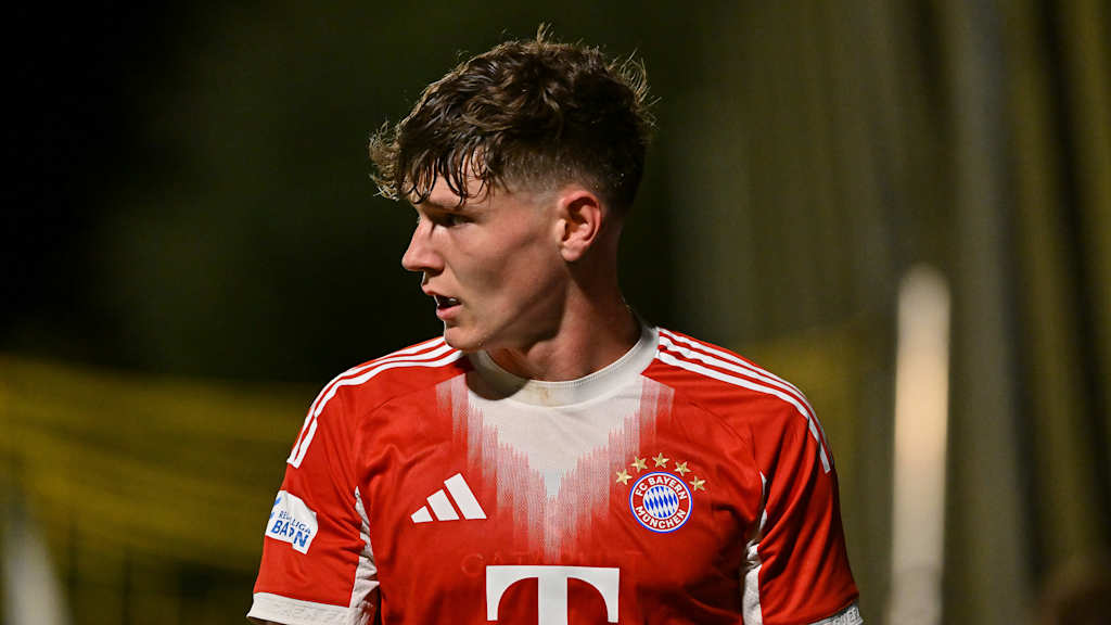 Richard Meier im roten Trikot des FC Bayern.