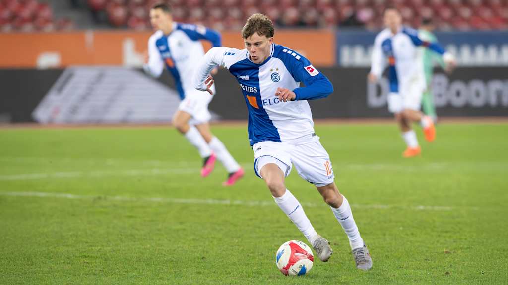 Jonathan Asp Jensen dribbelt im Spiel gegen Lugano.