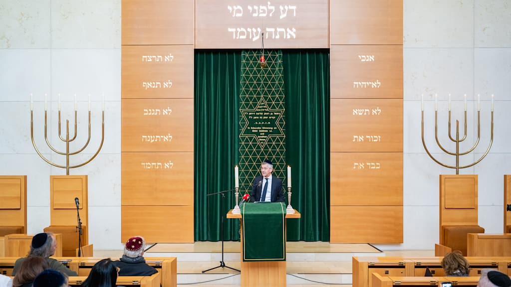 Herbert Hainer hält eine Rede in einer Synagoge