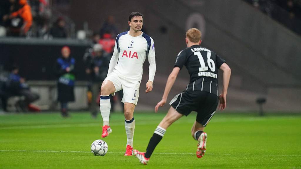 João Palhinha fixiert den Ball während des Duells mit Eintracht Frankfurt.