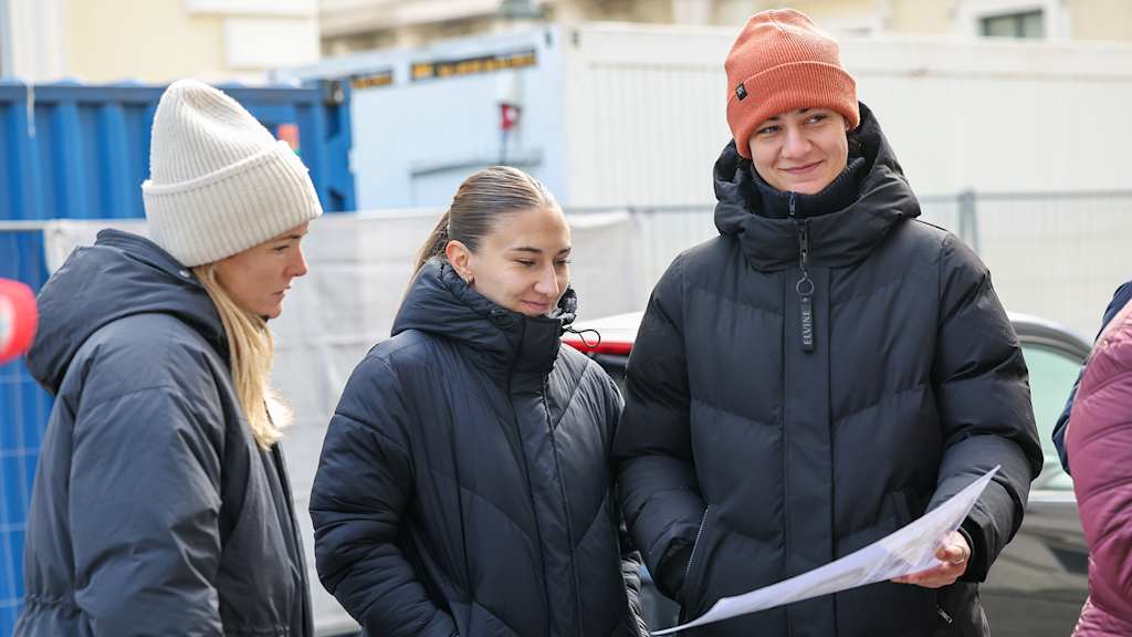 Magdalena Eriksson, Katharina Naschenweng und Mala Grohs schauen auf ein Plakat bei einer Stadtführung im Rahmen des Holocaust-Gedenken