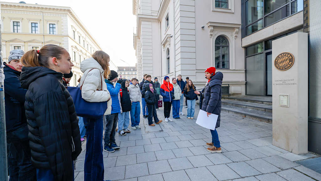 Mitglieder des FC Bayern TEENS CLUB bei einer Stadtführung im Rahmen des Holocaust-Gedenken