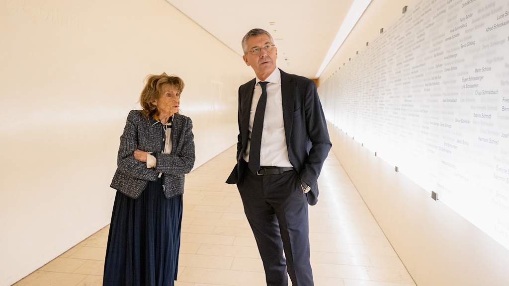 Charlotte Knobloch und Herbert Hainer im Gang der Erinnerung