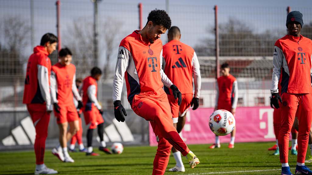 Luis Diaz spielt einen Pass im Training des FC Bayern