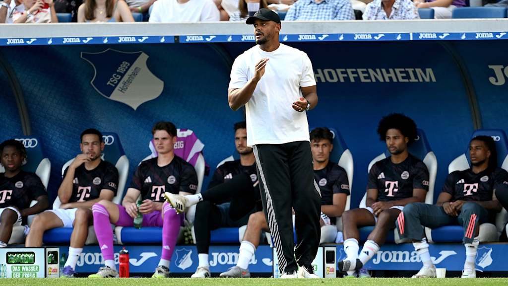 Vincent Kompany coacht an der Seitenlinie im Bundesliga-Spiel des FC Bayern bei der TSG 1899 Hoffenheim.