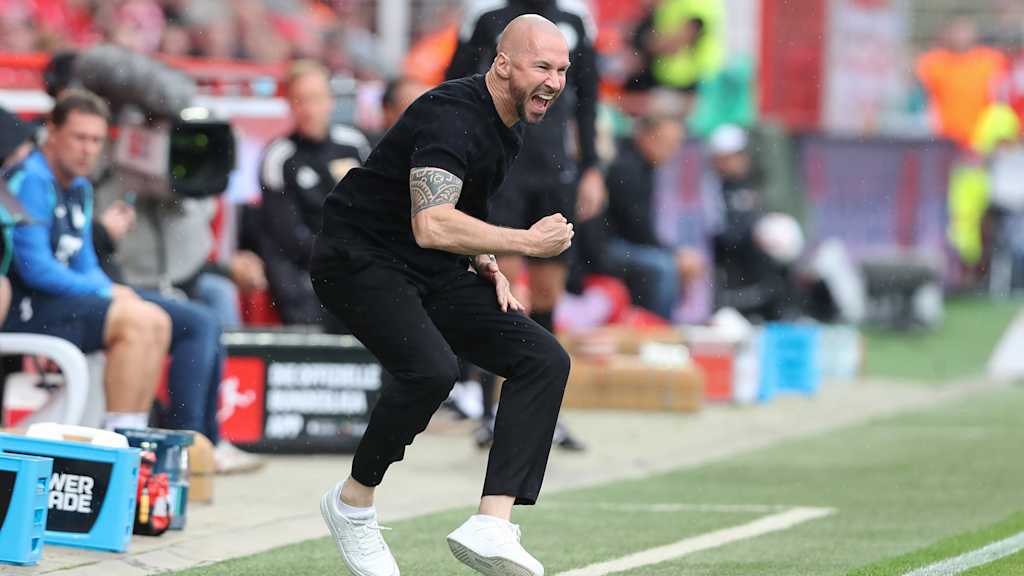TSG Hoffenheim-Trainer Christian Ilzer bejubelt ein Tor im Bundesliga-Spiel gegen Union Berlin.