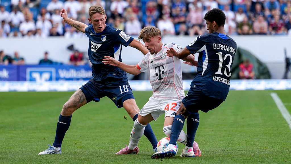 Lennart Karl führt einen Zweikampf im Bundesliga-Spiel des FC Bayern bei der TSG 1899 Hoffenheim.