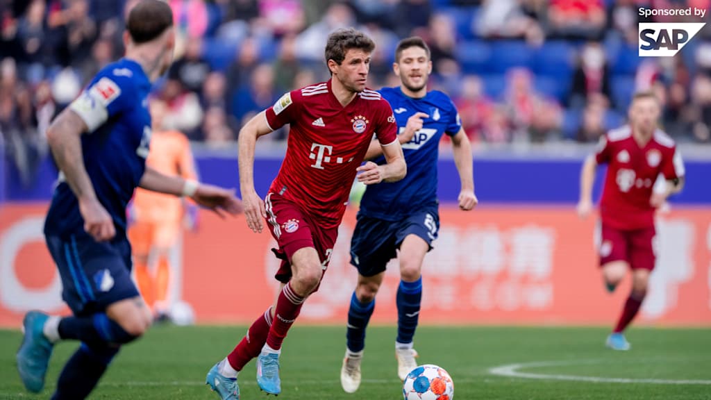 Thomas Müller y Andrej Kramaric en el partido entre el FC Bayern y el TSG Hoffenheim