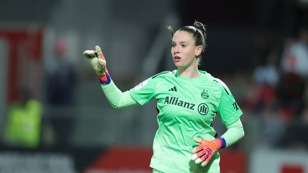 Ena Mahmutovic gibt ihren Mitspielerinnen Anweisungen.