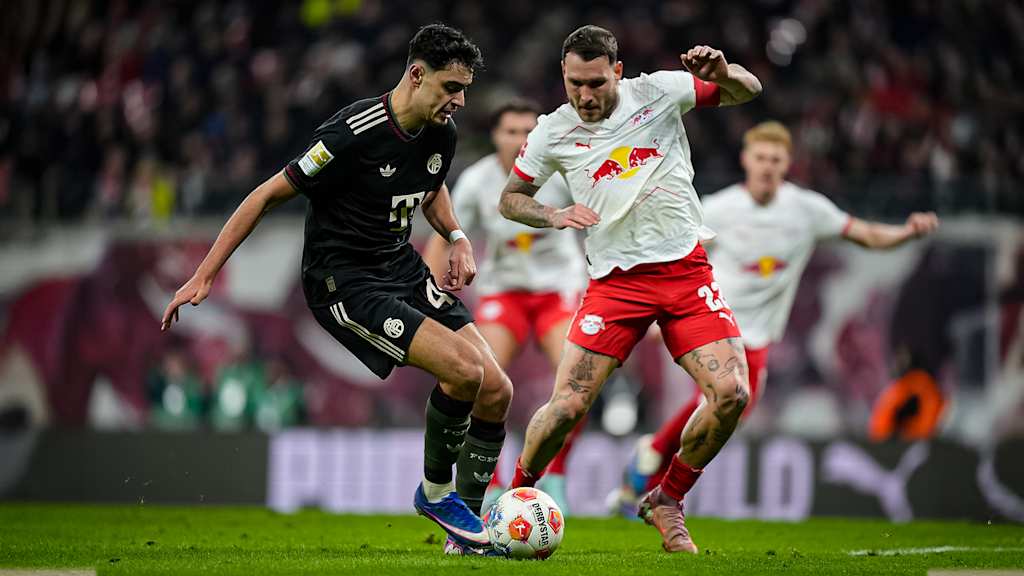 Aleksandar Pavlović im Zweikampf während des Gastspiels des FC Bayern in der Bundesliga bei RB Leipzig