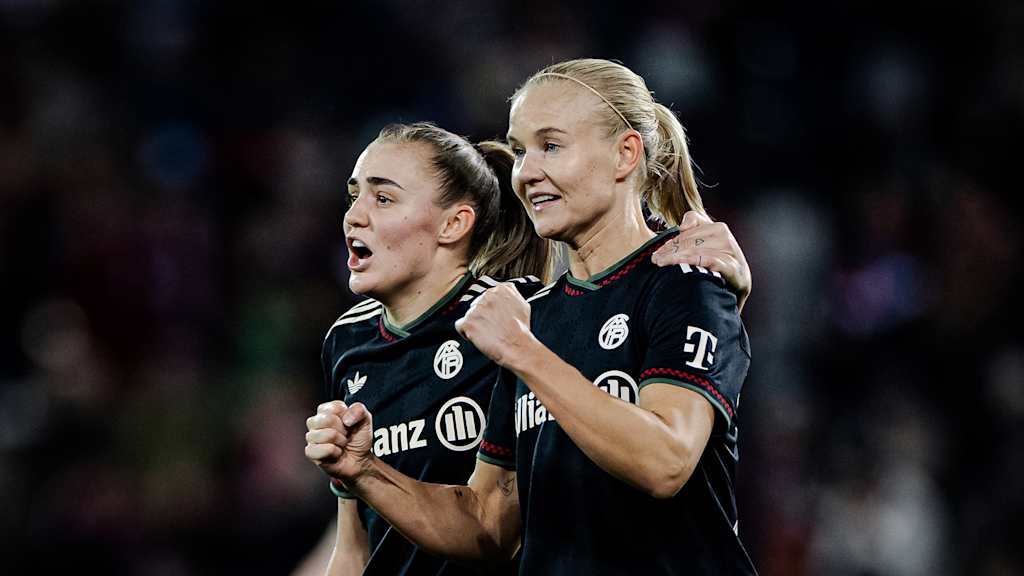 Pernille Harder und Georgia Stanway jubeln während des Gastspiels der FC Bayern Frauen in der Google Pixel Frauen-Bundesliga beim SC Freiburg