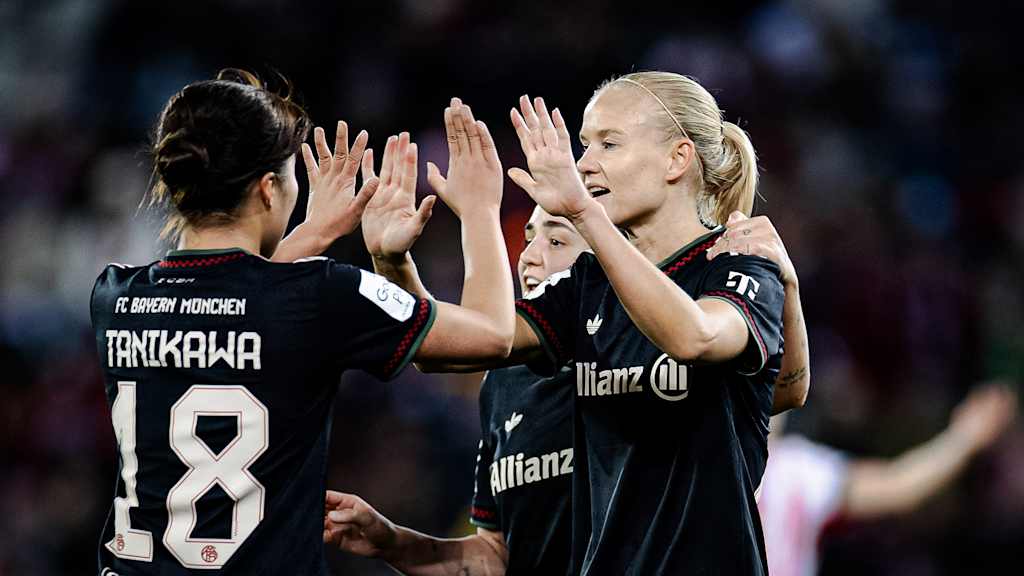 Momoko Tanikawa und Pernille Harder klatschen ab während des Gastspiels der FC Bayern Frauen in der Google Pixel Frauen-Bundesliga beim SC Freiburg