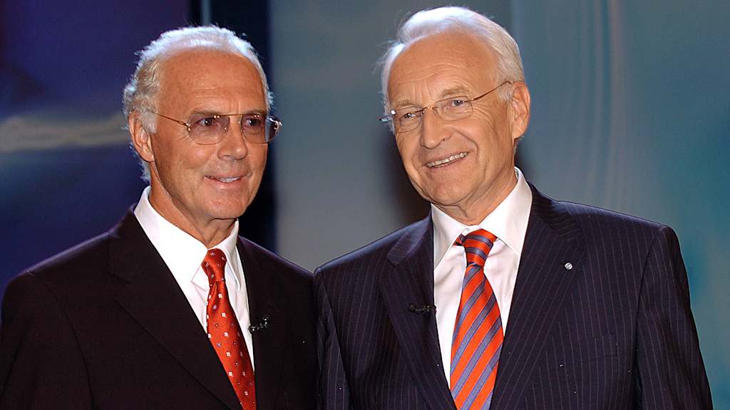 Franz Beckenbauer und Edmund Stoiber lachen in die Kamera
