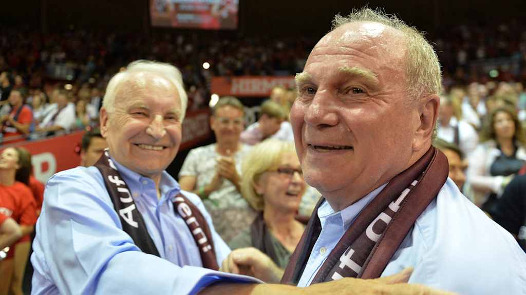 Edmund Stoiber und Uli Hoeneß beim FC Bayern Basketball