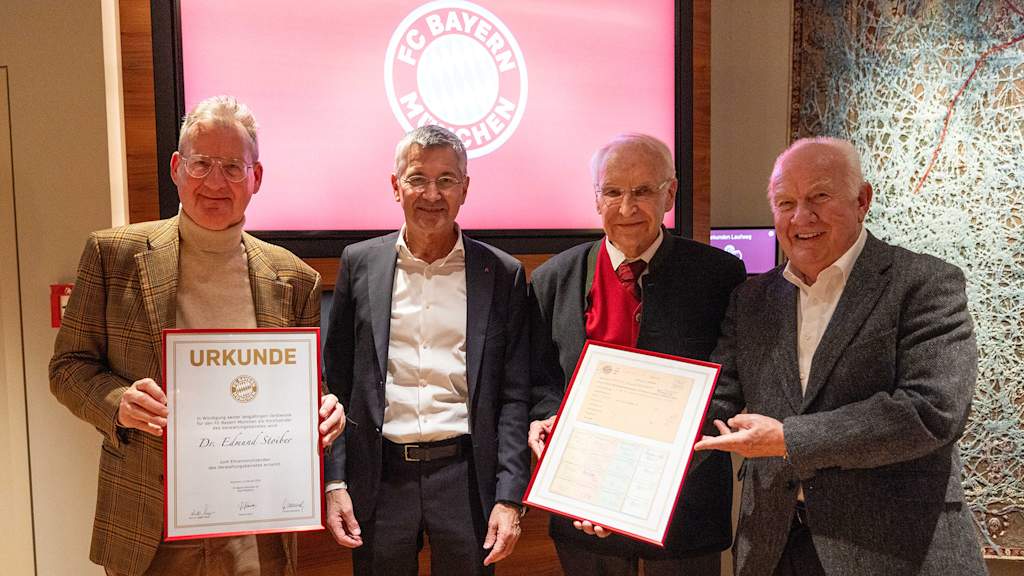 Prof. Dr. Dieter Mayer, Herbert Hainer und Walter Mennekes überreichen Edmund Stoiber eine Urkunde