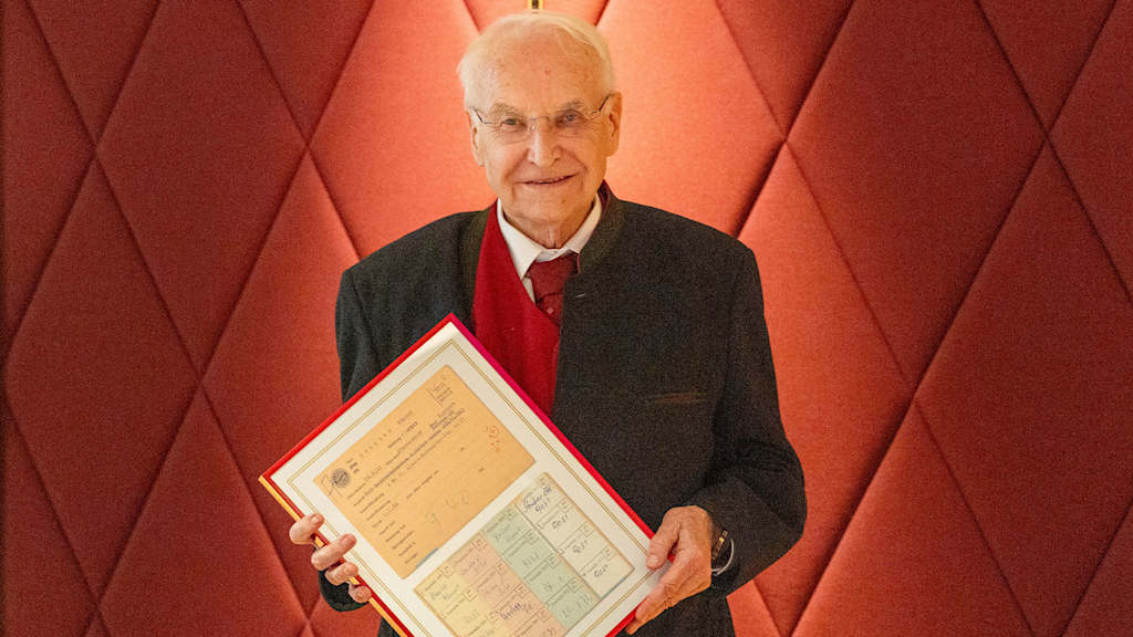 Edmund Stoiber hält eine Urkunde in der Hand