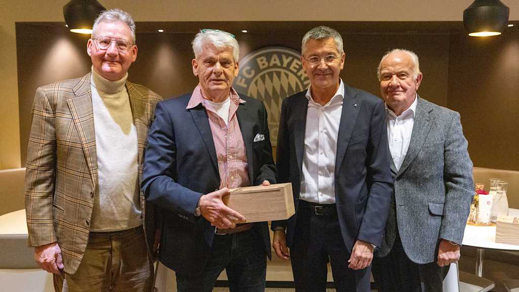 Prof. Dr. Dieter Mayer, Herbert Hainer und Walter Mennekes überreichen Peter Kerspe ein Geschenk