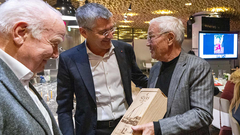 Herbert Hainer überreicht Jochen Tschunke ein Geschenk