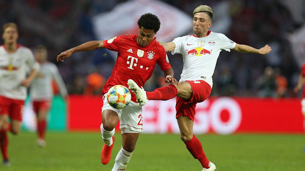 Serge Gnabry und Kevin Kampl im Zweikampf im DFB-Pokalfinale 2019