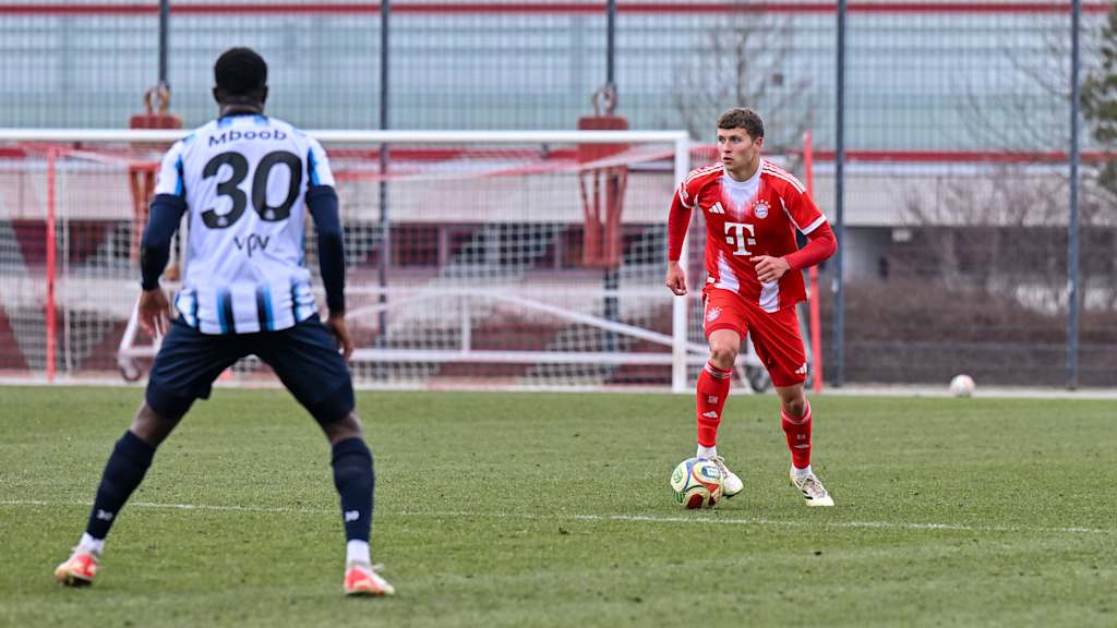 Robert Deziel Jr. führt den Ball am Fuß.