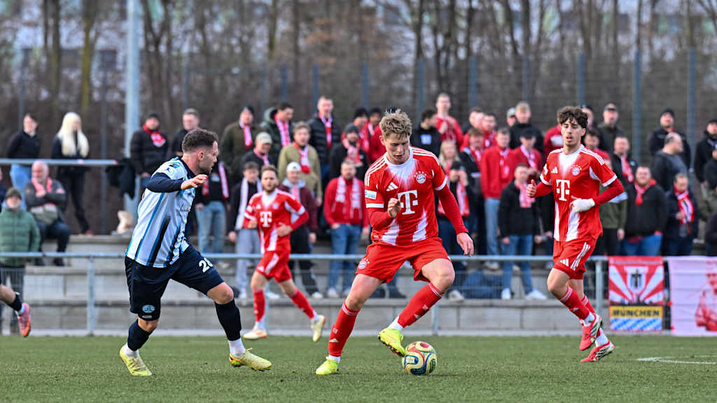Anton Heinz schaut auf den Ball an seinem Fuß.