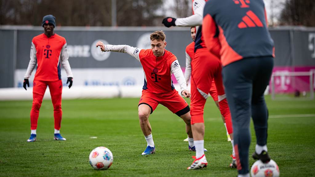 Joshua Kimmich rennt hinter einem Ball her im Training des FC Bayern