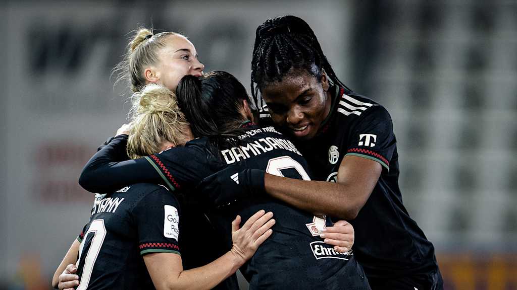 Edna Imade bejubelt zusammen mit ihren Mitspielerinnen ihr Tor während des Gastspiels der FC Bayern Frauen in der Google Pixel Frauen-Bundesliga beim SC Freiburg