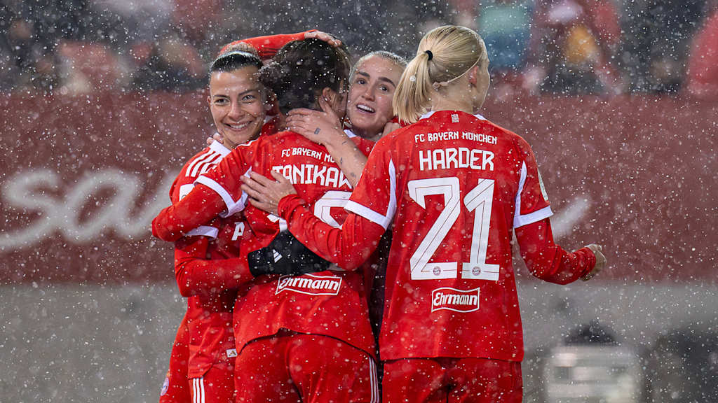 Arianna Caruso, Momoko Tanikawa, Georgia Stanway und Pernille Harder jubeln im Schnee.