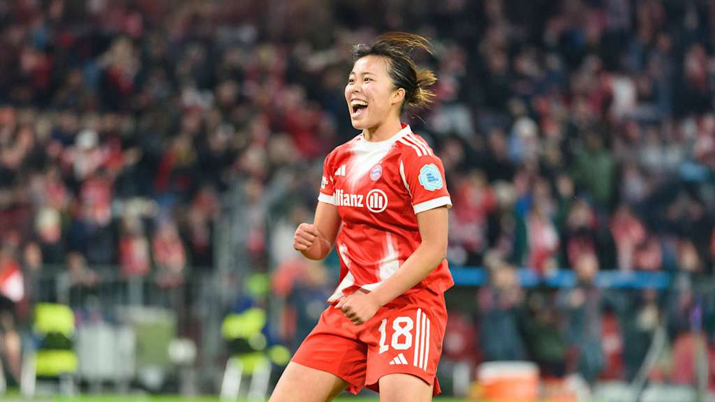 Momoko Tanikawa springt beim Jubeln in die Luft.