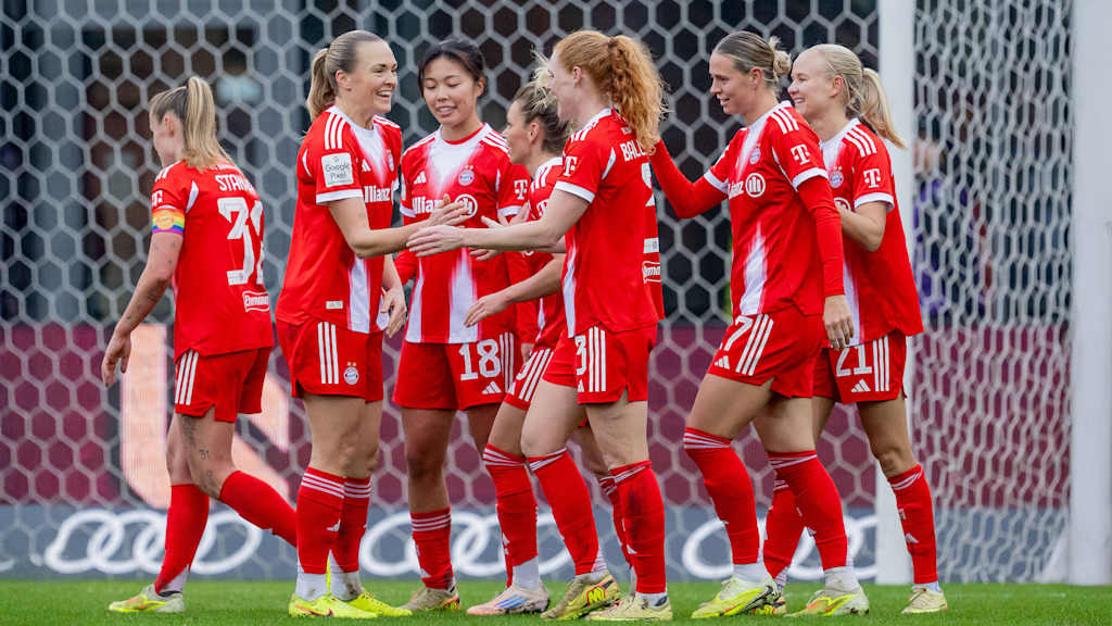 Die FC Bayern Frauen klatschen sich nach einem Tor ab.