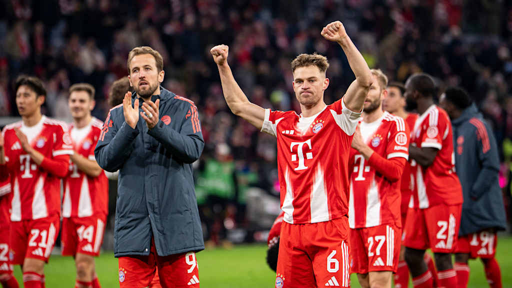 Joshua Kimmich und Harry Kane jubeln nach dem Sieg gegen Hoffenheim