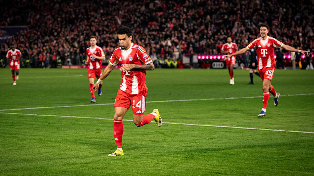 Luis Diaz bejubelt ein Tor im Spiel gegen die TSG Hoffenheim.