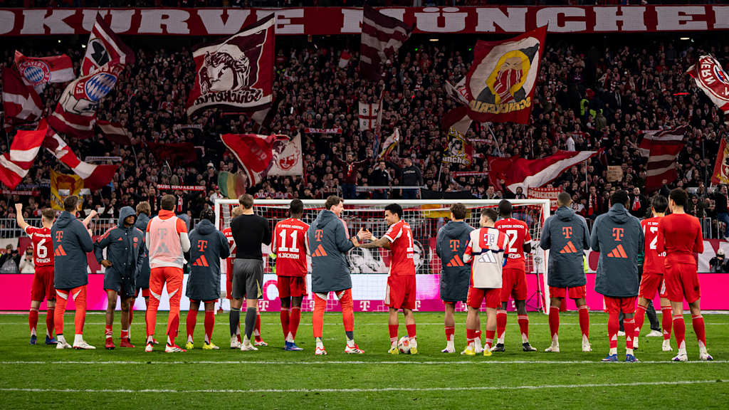 Spieler des FC Bayern jubeln mit den Fans vor der Südkurve.