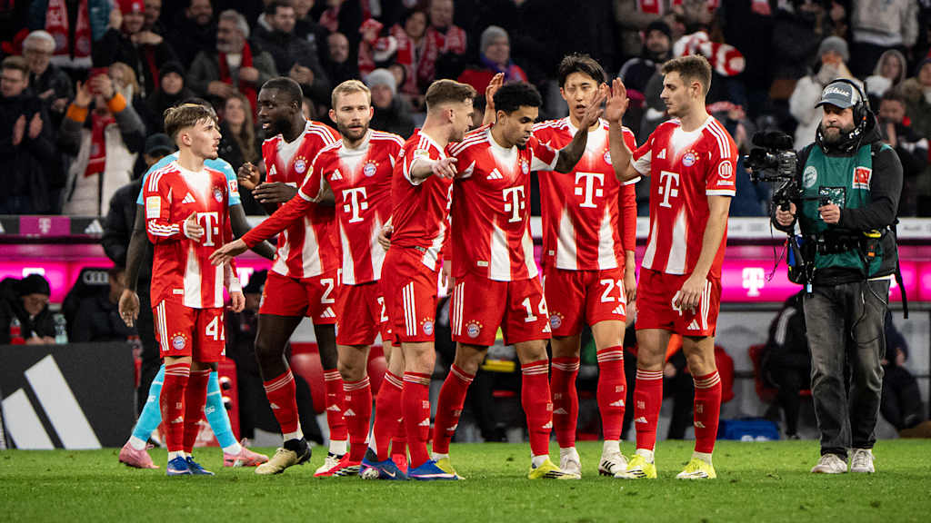 Spieler des FC Bayern bejubeln ein Tor im Spiel gegen die TSG Hoffenheim.