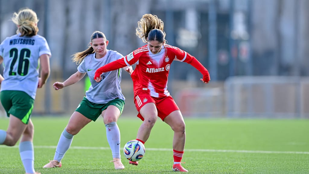 Elira Terakaj im Zweikampfduell mit einer Gegenspielerin des VfL Wolfsburg.
