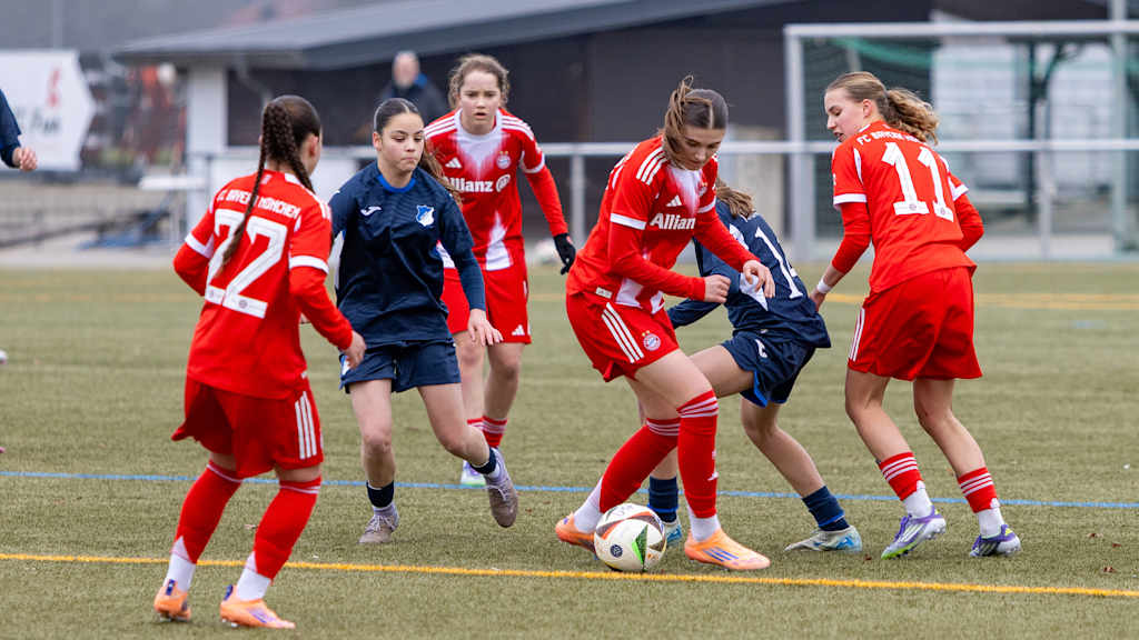 Die U15-Juniorinnen der FCB-Frauen im Duell gegen die TSG Hoffenheim.